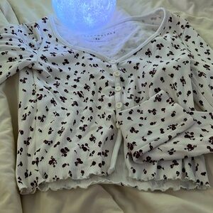 Floral print design long sleeve top.